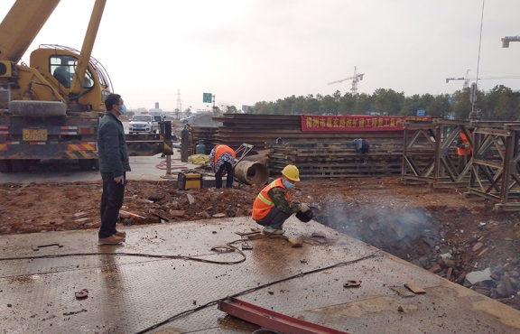 嚴抓復工后的疫情防控工作。圖為2020年2月24日樟樹葛玄路臺埠中橋便道鋼便橋施工現場